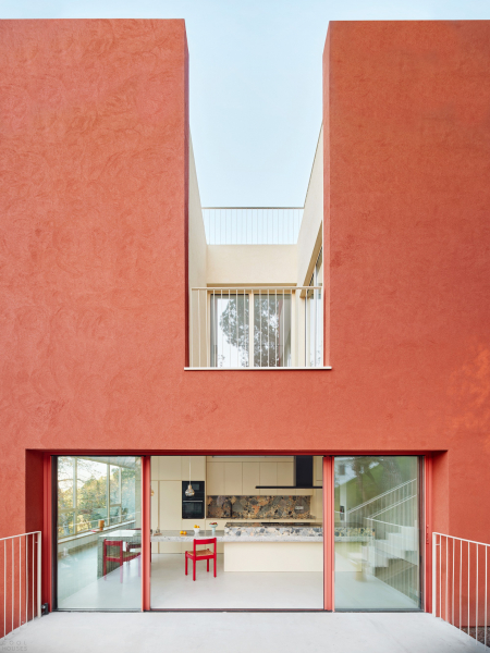 Дом, адаптированный к экстремально крутому склону Дом, адаптированный к экстремально крутому склону