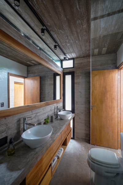 Бетонный дом в природных дюнах