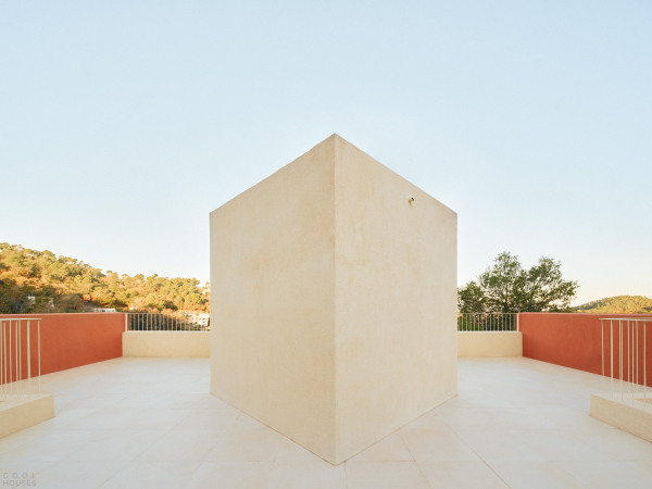 Дом, адаптированный к экстремально крутому склону Дом, адаптированный к экстремально крутому склону