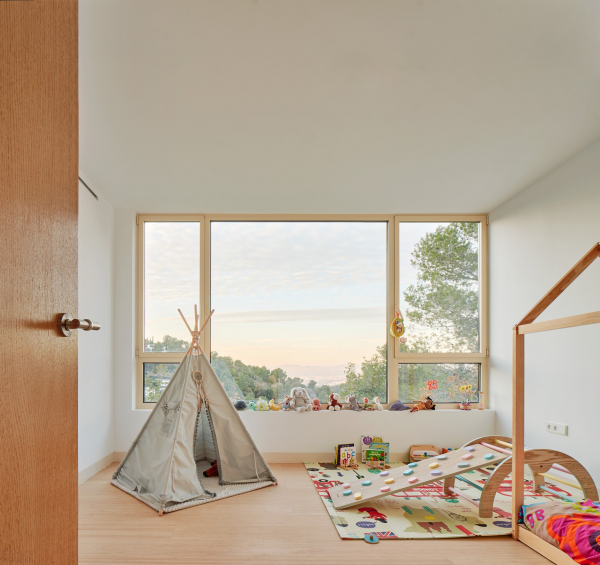 Дом, адаптированный к экстремально крутому склону Дом, адаптированный к экстремально крутому склону