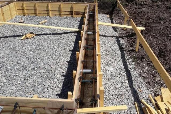 Отвод воды от фундамента дома своими руками: почему так важен и как сделать правильно