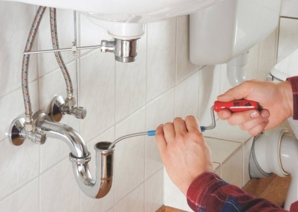 Как устранить запах канализации в ванной: 6 способов избавиться от беды