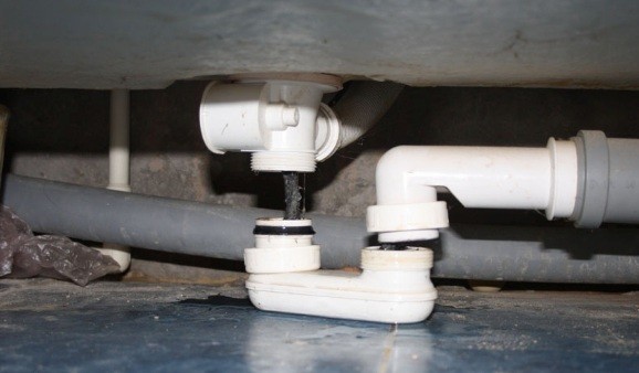 Как устранить запах канализации в ванной: 6 способов избавиться от беды