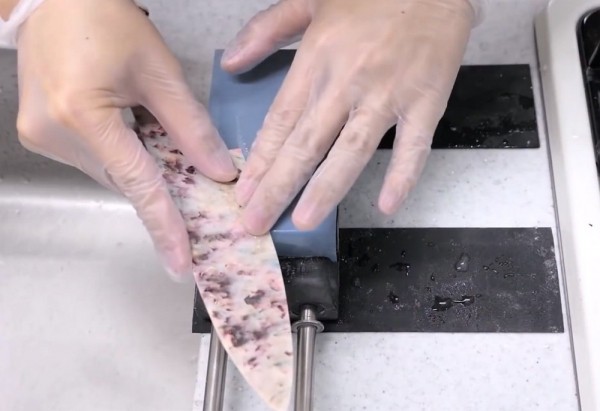 Удивительно, но факт – острейшие кухонные ножи из картона и пластиковых бутылок своими руками Удивительно, но факт – острейшие кухонные ножи из картона и пластиковых бутылок своими руками