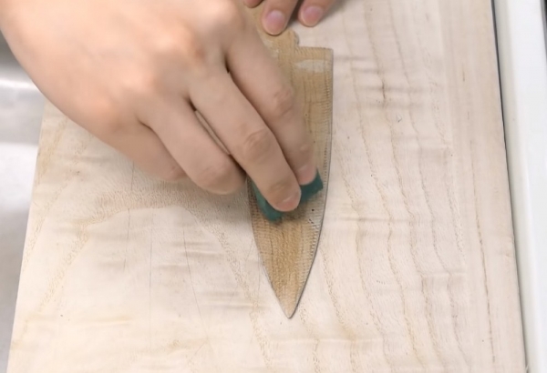 Удивительно, но факт – острейшие кухонные ножи из картона и пластиковых бутылок своими руками Удивительно, но факт – острейшие кухонные ножи из картона и пластиковых бутылок своими руками