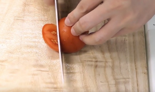 Удивительно, но факт – острейшие кухонные ножи из картона и пластиковых бутылок своими руками Удивительно, но факт – острейшие кухонные ножи из картона и пластиковых бутылок своими руками