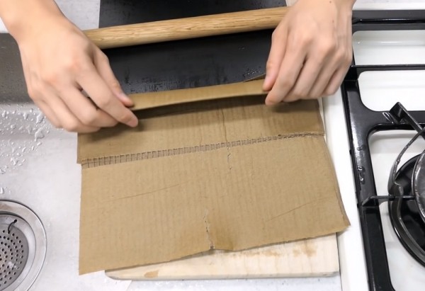 Удивительно, но факт – острейшие кухонные ножи из картона и пластиковых бутылок своими руками Удивительно, но факт – острейшие кухонные ножи из картона и пластиковых бутылок своими руками