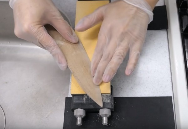 Удивительно, но факт – острейшие кухонные ножи из картона и пластиковых бутылок своими руками Удивительно, но факт – острейшие кухонные ножи из картона и пластиковых бутылок своими руками