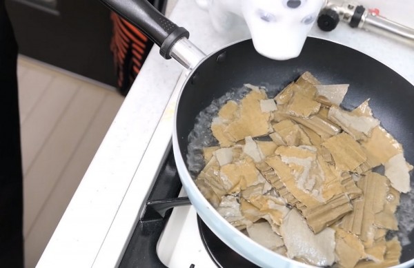 Удивительно, но факт – острейшие кухонные ножи из картона и пластиковых бутылок своими руками Удивительно, но факт – острейшие кухонные ножи из картона и пластиковых бутылок своими руками