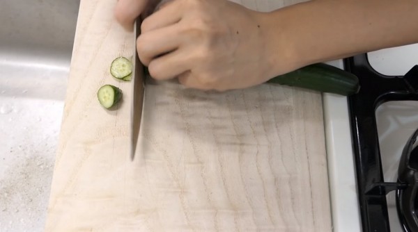 Удивительно, но факт – острейшие кухонные ножи из картона и пластиковых бутылок своими руками Удивительно, но факт – острейшие кухонные ножи из картона и пластиковых бутылок своими руками