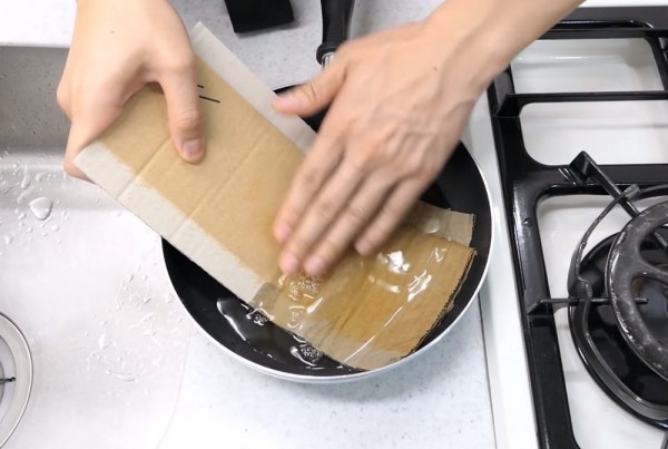 Удивительно, но факт – острейшие кухонные ножи из картона и пластиковых бутылок своими руками Удивительно, но факт – острейшие кухонные ножи из картона и пластиковых бутылок своими руками