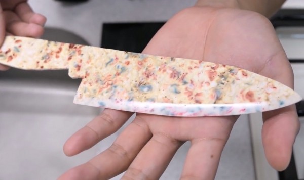 Удивительно, но факт – острейшие кухонные ножи из картона и пластиковых бутылок своими руками Удивительно, но факт – острейшие кухонные ножи из картона и пластиковых бутылок своими руками