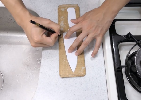 Удивительно, но факт – острейшие кухонные ножи из картона и пластиковых бутылок своими руками Удивительно, но факт – острейшие кухонные ножи из картона и пластиковых бутылок своими руками