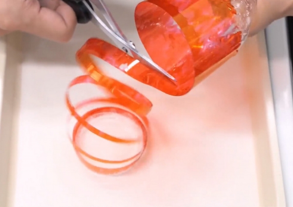 Удивительно, но факт – острейшие кухонные ножи из картона и пластиковых бутылок своими руками Удивительно, но факт – острейшие кухонные ножи из картона и пластиковых бутылок своими руками