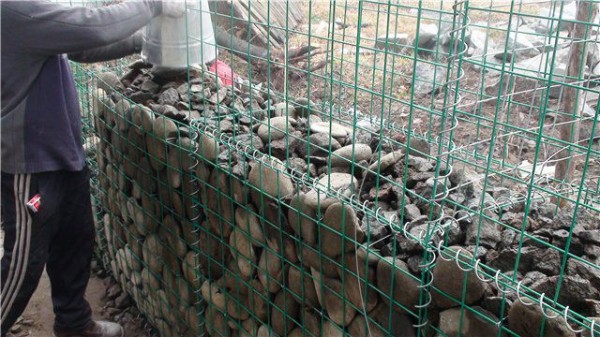 Забор из камня своими руками: пошаговый процесс с пояснениями Забор из камня своими руками: пошаговый процесс с пояснениями