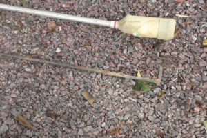 Деревянный забор на металлических столбах своими руками: пошаговая инструкция + фото