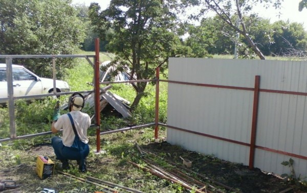 Металлический забор из профлиста и штакетника своими руками: пошаговая инструкция