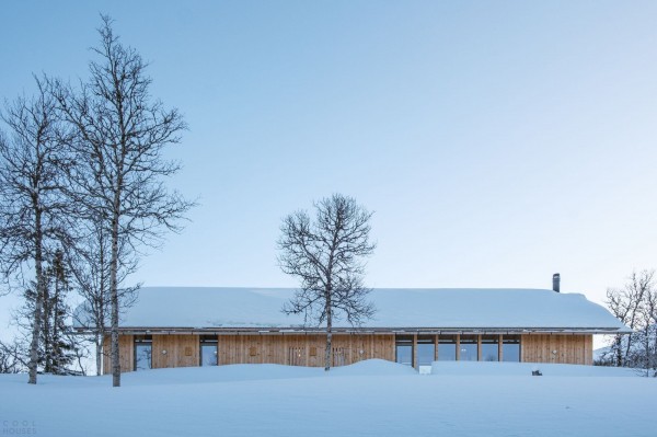 Скандинавская деревянная хижина в дикой природе Скандинавская деревянная хижина в дикой природе