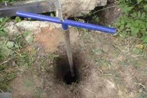 Деревянный забор на металлических столбах своими руками: пошаговая инструкция + фото