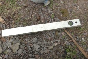 Деревянный забор на металлических столбах своими руками: пошаговая инструкция + фото