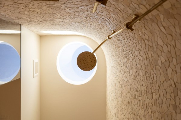 Дом с изогнутыми архитектурными элементами Дом с изогнутыми архитектурными элементами