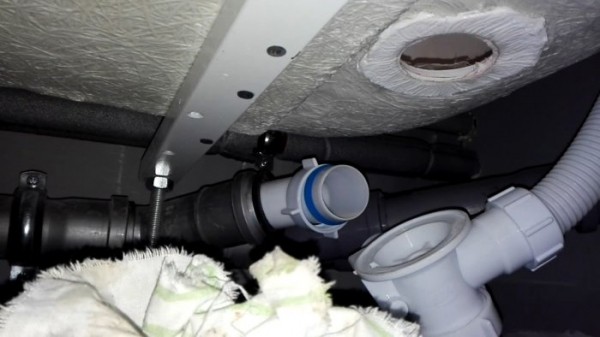 Выравнивание сливного отверстия ванны