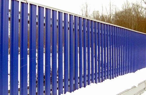 Металлический забор из профлиста и штакетника своими руками: пошаговая инструкция