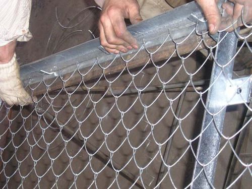 Как сделать забор из сетки рабицы — новые методы установки + расчет Как сделать забор из сетки рабицы — новые методы установки + расчет