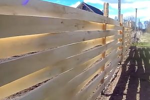 Деревянный забор на металлических столбах своими руками: пошаговая инструкция + фото