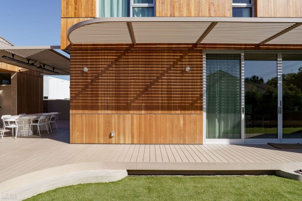 Дом с изогнутыми архитектурными элементами Дом с изогнутыми архитектурными элементами