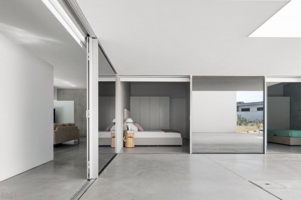 Минималистичный бетонный дом с внутренним двором Минималистичный бетонный дом с внутренним двором