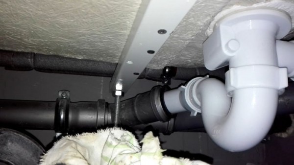 Выравнивание сливного отверстия ванны