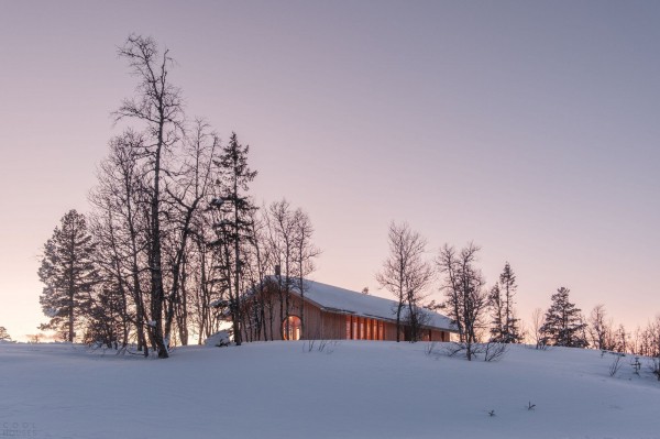 Скандинавская деревянная хижина в дикой природе Скандинавская деревянная хижина в дикой природе