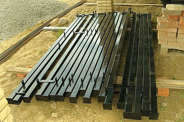 Деревянный забор на металлических столбах своими руками: пошаговая инструкция + фото