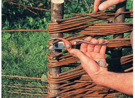Плетеный забор своими руками: делаем из досок и веток с пошаговой инструкцией