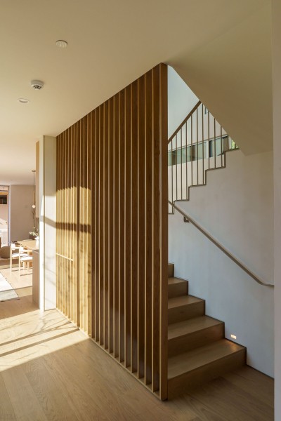 Дом с изогнутыми архитектурными элементами Дом с изогнутыми архитектурными элементами