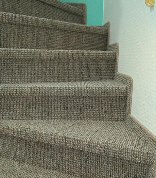 Накладки на ступени лестницы из ковролина: особенности выбора