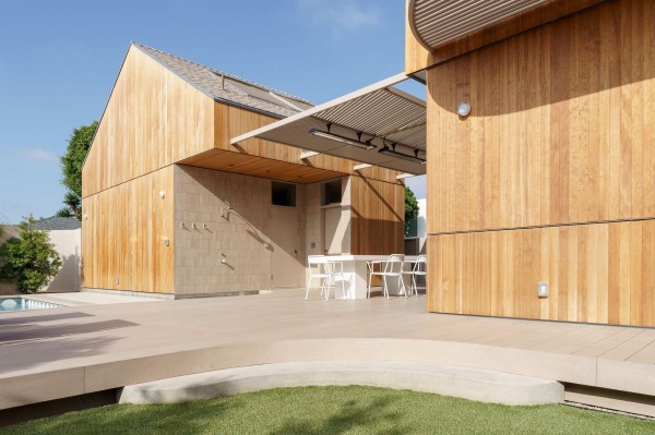 Дом с изогнутыми архитектурными элементами Дом с изогнутыми архитектурными элементами