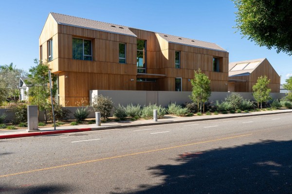 Дом с изогнутыми архитектурными элементами Дом с изогнутыми архитектурными элементами