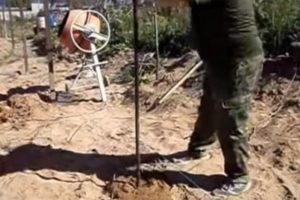 Деревянный забор на металлических столбах своими руками: пошаговая инструкция + фото