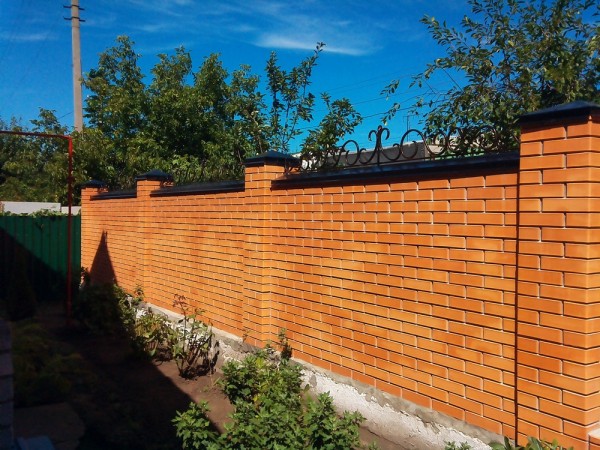 Во сколько обойдется кирпичный забор на участке: рассчитываем в рублях и кирпичах Во сколько обойдется кирпичный забор на участке: рассчитываем в рублях и кирпичах