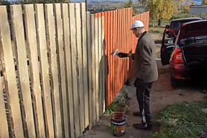 Деревянный забор на металлических столбах своими руками: пошаговая инструкция + фото