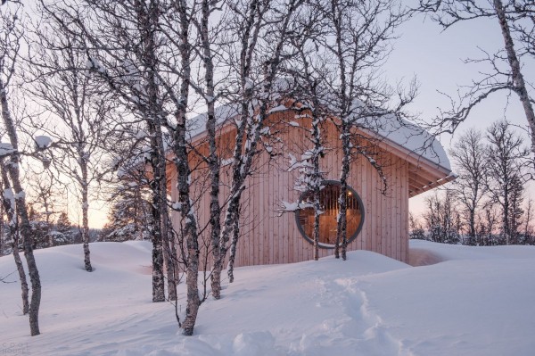 Скандинавская деревянная хижина в дикой природе Скандинавская деревянная хижина в дикой природе