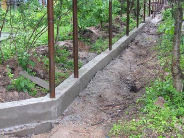 Забор из волнового шифера своими руками: пошаговая инструкция