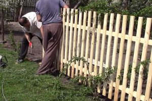 Деревянный забор на металлических столбах своими руками: пошаговая инструкция + фото