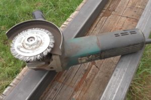 Деревянный забор на металлических столбах своими руками: пошаговая инструкция + фото