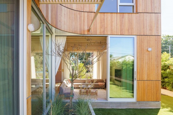 Дом с изогнутыми архитектурными элементами Дом с изогнутыми архитектурными элементами