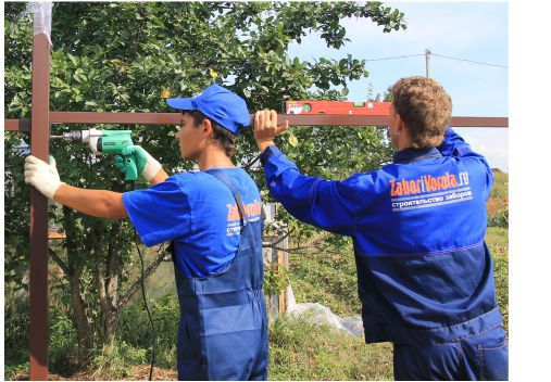 Металлический забор из профлиста и штакетника своими руками: пошаговая инструкция