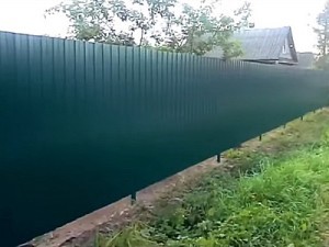 Как построить забор из профлиста своими руками: пошаговая инструкция и важные нюансы