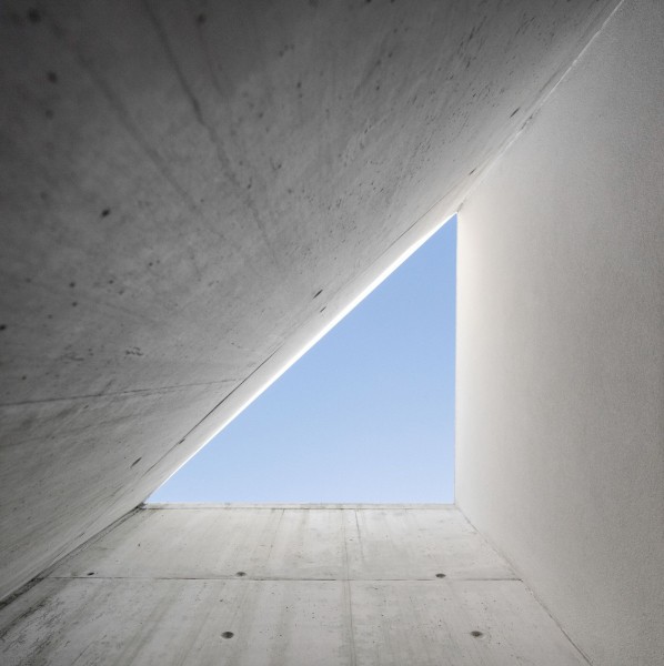 Минималистичный бетонный дом с внутренним двором Минималистичный бетонный дом с внутренним двором